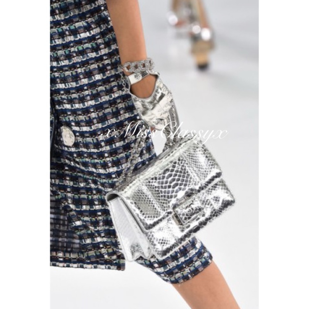 🚫SOLD🚫✨Vintage CHANEL Runway CC Logo Metallic Silver Lambskin Leather Gloves - Picture 8 of 9